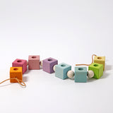 Grimms Geburtstagswürfel_acht Würfel zum Auffädeln_geschlängelt