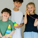 Kinder mit großem und kleinem Holz-Scheibenturm von Grimm's in Neongrün