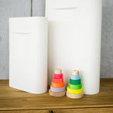 Kleine Holz-Scheibentürme in Neonpink und Neongrün