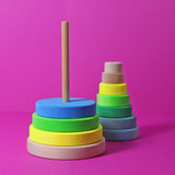 Großer Holz-Scheibenturm von Grimms in Neongrün auf zwei Türme gestapelt