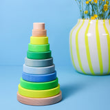 Großer Holz-Scheibenturm von Grimms in Neongrün vor Vase