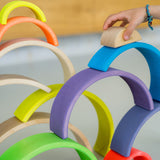 Kind am Spielen mit Regenbogen Motorikspielen von Grimm's aus Holz