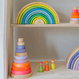 Schrank mit Holzspielzeug von Grimm's in Neonfarben