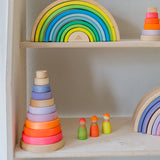 Regal mit Grimm's Holzspielzeug in Neonfarben