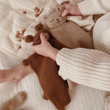 Main Sauvage Schmusetuch aus Baby-Alpakawolle_Hase-sandfarben_mit Kind04