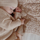 Main Sauvage Schmusetuch aus Baby-Alpakawolle_Hase-sandfarben_mit Kind05