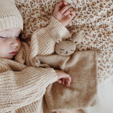 Main Sauvage Schmusetuch aus Baby-Alpakawolle_Hase-sandfarben_mit Kind06