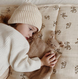 Main Sauvage Schmusetuch aus Baby-Alpakawolle_Hase-sandfarben_mit Kind07