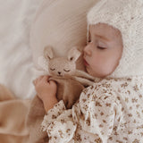 Main Sauvage Schmusetuch aus Baby-Alpakawolle_Hase-sandfarben_mit Kind01