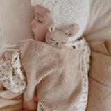 Main Sauvage Schmusetuch aus Baby-Alpakawolle_Hase-sandfarben_mit Kind02