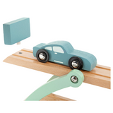 Autotransporter Chicago von smallfoot- Nahaufnahme mit einem Rennauto