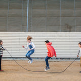 Extra langes Hüpfseil mit Holzgriffen von Me&Mine_Kinder im Spiel02