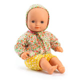 Puppe Flora_Pomea Serie von Djeco_im Sommeroutfit