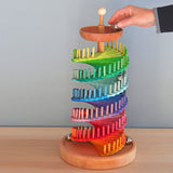 Hand wirft Glockenkugel in Kugelbahn von Grimms