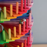 Nahaufnahme Kugelbahn von Grimms in Regenbogenfarben