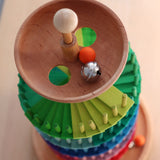 Obenansicht auf Kugelbahn von Grimms in Regenbogenfarben