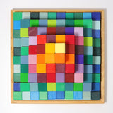 Große Grimm's Stufenpyramide mit 100 Holzbausteinen in Regenbogenfarben von oben