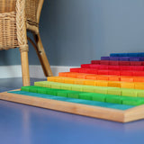Große Stufenzählstäbe von Grimms in Regenbogenfarben auf Boden in Zimmer
