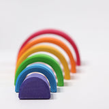 6 hintereinander gestellte Holzbögen von Grimm's Mittlerem Regenbogen