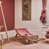 Babywippe LEVO von Charlie Crane mit Bezug in Bois de Rose in Zimmer stehend