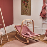 Babywippe LEVO von Charlie Crane mit Bezug in Bois de Rose mit Baby-Spielbogen