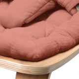 Nahaufnahme des Bezugs von Babywippe LEVO von Charlie Crane mit Bezug in Bois de Rose