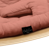 Nahaufnahme Label von Babywippe LEVO von Charlie Crane mit Bezug in Bois de Rose