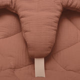 Nahaufnahme Gurt von Babywippe LEVO von Charlie Crane mit Bezug in Bois de Rose