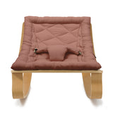 Frontansicht von Babywippe LEVO von Charlie Crane mit Bezug in Bois de Rose