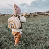 Little-Who-Rucksack-Kinder-Grosser-Regenbogen-Hedwig-mit-Kind-draussen