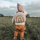 Little-Who-Rucksack-Kinder-Grosser-Regenbogen-Hedwig-Kind-in-Wiese