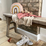 Little-Who-Rucksack-Kinder-Grosser-Regenbogen-Hedwig-auf-Tisch