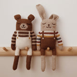 Main-Sauvage-Hase-aus-Alpaka-Wolle-Regebogen-Pulli-an-Garderobe