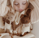 Main-Sauvage-Hase-aus-Alpaka-Wolle-weisse-Latzhose-mit-Kind-und-Kaetzchen