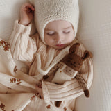 Main-Sauvage-Hase-aus-Alpaka-Wolle-weisse-Latzhose-mit-Kind