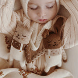 Main-Sauvage-Kaetzchen-aus-Alpaka-Wolle-weisse-Latzhose-mit-Kind