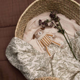 Swaddle-Decke aus Musselin von Main Sauvage im Lorbeerblätter-Design im Moseskorb