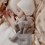 Swaddle-Decke aus Musselin von Main Sauvage im Stechpalmenblüten-Design-mit Kind