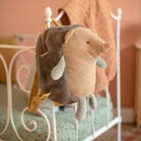 Moulin-Roty-Rucksack-Igel-Trois-Lapins-vor-Bett