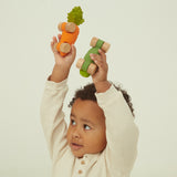 Kind mit Gurken Spielzeugauto Pepino the Cucumber von Oli & Carol