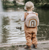 Little-Who-Rucksack-Kinder-Grosser-Regenbogen-Hedwig-Kind-vor-See