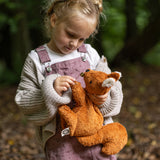 Kind mit dem kleinen Senger Naturwelt Eichhörnchen beim Spielen im Wald
