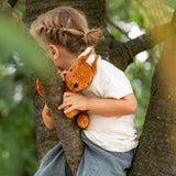 Kind kuschelt mit dem kleinen Senger Naturwelt Eichhörnchen auf einem Baum