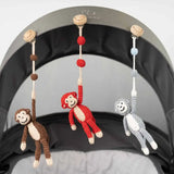 SindiBaba Gehäkelter Kinderwagen-Anhänger aus Bio-Baumwolle_Affe Charlie_Kinderwagenanhänger