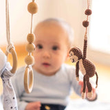 SindiBaba Gehäkelter Kinderwagen-Anhänger aus Bio-Baumwolle_Affe Charlie_am Spielbogen02