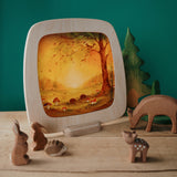 Toverlux Rahmen mit Herbst-Silhouette und Holzfiguren im Kinderzimmer