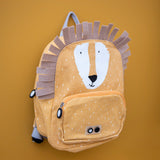 Trixie-großer-Rucksack-Mr.-Lion-vor-gelber-Wand