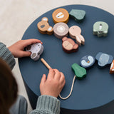 Kind am Spielen mit Schnürspielzeug von Trixie