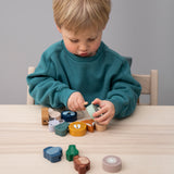 Kind mit Schnürspielzeug von Trixie