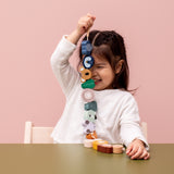 Kind mit Kette von Schnürspielzeug von Trixie